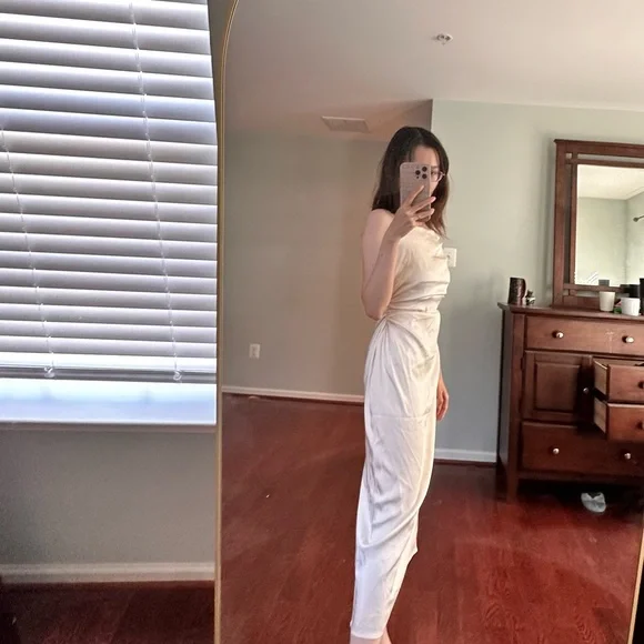 Elegant White Sleeveless Dress - Picture 2 of 7